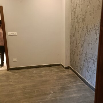 Room in 3 BHK Apartment at Amrapali Silicon City, Sector 76 – for Sale