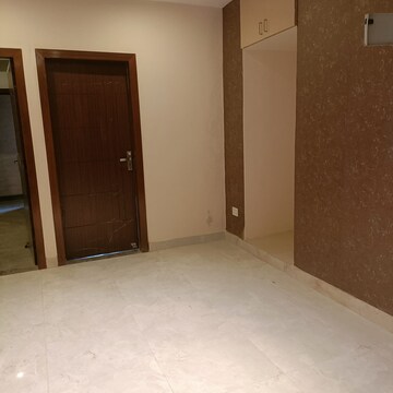 Room in 3 BHK Apartment at Amrapali Silicon City, Sector 76 – for Sale