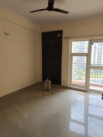 Room in 2 BHK Apartment at Amrapali Silicon City, Sector 76 – for Rent