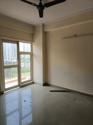 Room in 2 BHK Apartment at Amrapali Silicon City, Sector 76 – for Rent