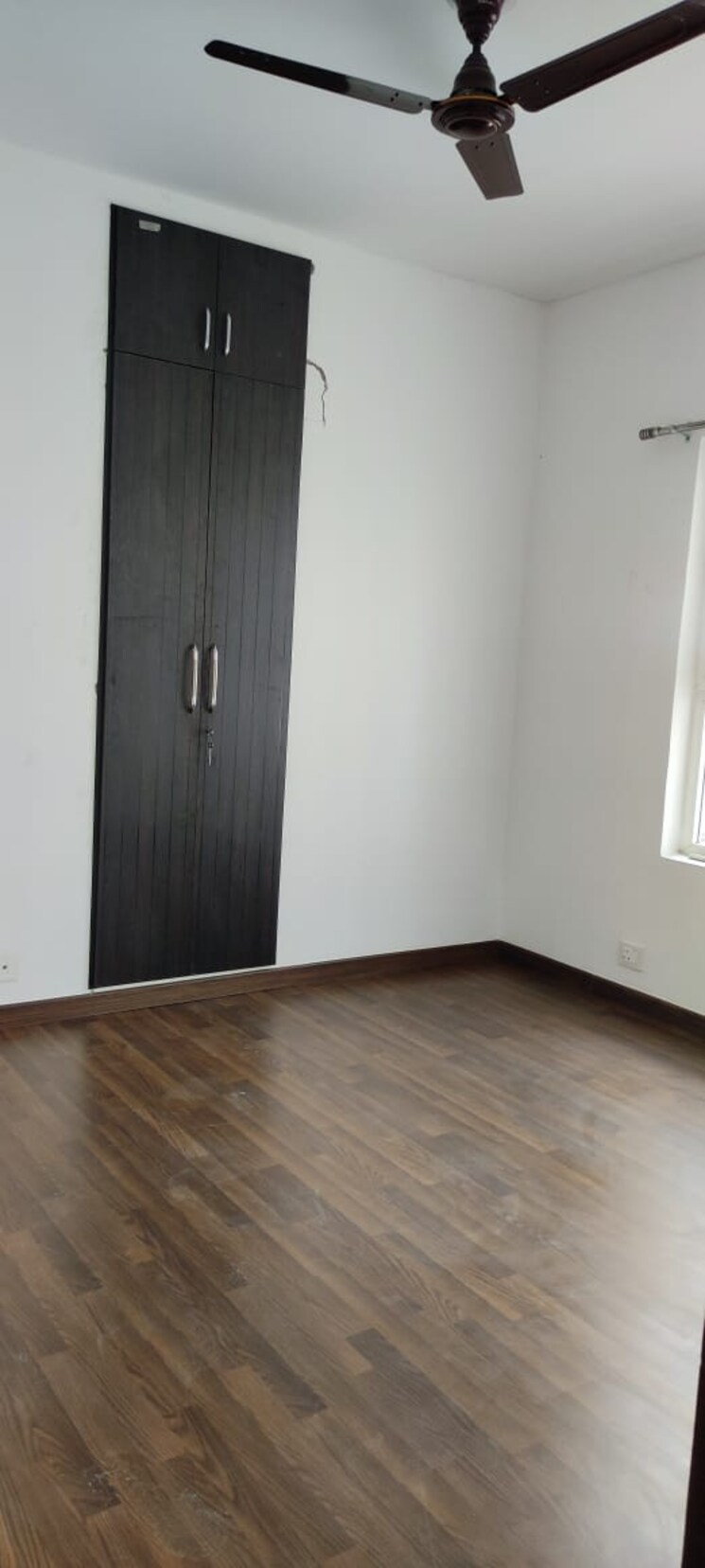 Room, bptp-parkland 3 Bedroom 250 Sq.Yd. Builder Floor In Sector 75 Faridabad 8215104