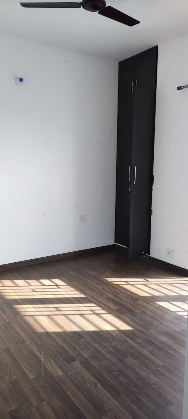 Room, bptp-parkland 3 Bedroom 250 Sq.Yd. Builder Floor In Sector 75 Faridabad 8215104