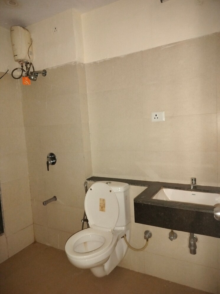 Bathroom, indiabulls-greens 1.5 Bedroom 920 Sq.Ft. Apartment In New Panvel Navi Mumbai 8215222
