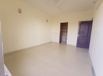 Room in 2 BHK Apartment at Unitech Uniworld Gardens 2, Sector 47 – for Rent