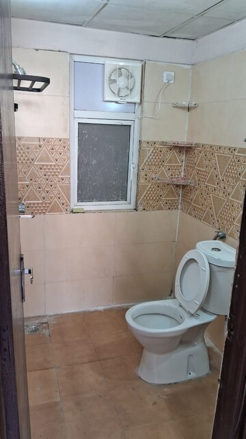 Bathroom in 2.5 BHK Apartment at Amrapali Golf Homes, Sector 4 Greater Noida – for Rent