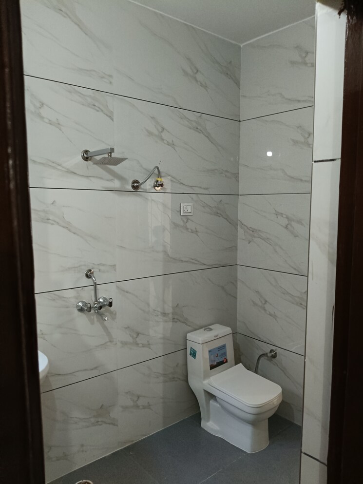 Bathroom, raglan-gulmohar-trends 3 Bedroom 900 Sq.Ft. Independent House In Dhakoli Village Zirakpur 8215403