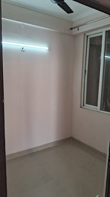 Room in 2.5 BHK Apartment at Amrapali Golf Homes, Sector 4, Greater Noida – for Rent