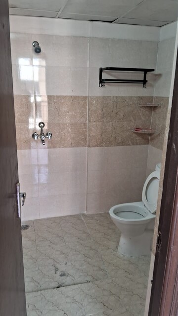 Bathroom in 2.5 BHK Apartment at Amrapali Golf Homes, Sector 4, Greater Noida – for Rent