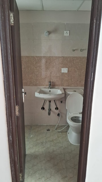 Bathroom in 2.5 BHK Apartment at Amrapali Golf Homes, Sector 4, Greater Noida – for Rent