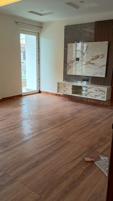 Room in 3 BHK Builder Floor at Sector 81 – for Sale