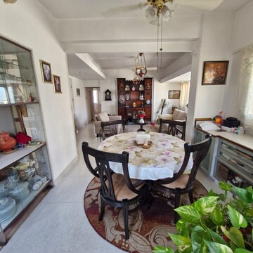Team Area in 2 BHK Apartment at Prabhadevi – for Rent