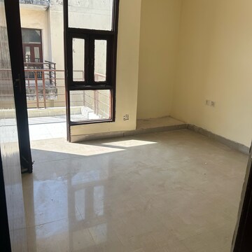 Room in 3 BHK Builder Floor at TDI My Floor 1, Sector 63 – for Rent