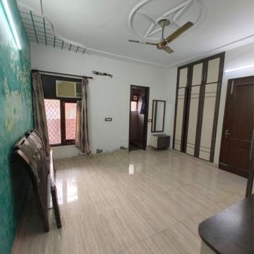 Room in 3 BHK Builder Floor at Nehru Enclave – for Rent