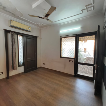 Room in 3 BHK Builder Floor at Nehru Enclave – for Rent