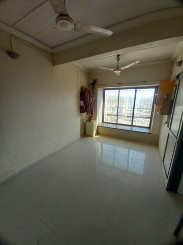 Room in 2.5 BHK Apartment at Lokhandwala Vinay Tower, Kandivali East – for Rent