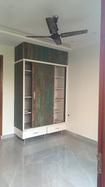 Room in 4 BHK Independent House at RWA Apartments Sector 50, Sector 50 – for Rent