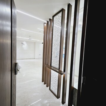 Building Lobby in 4 BHK Builder Floor at TDI The Retreat, Sector 89 – for Sale