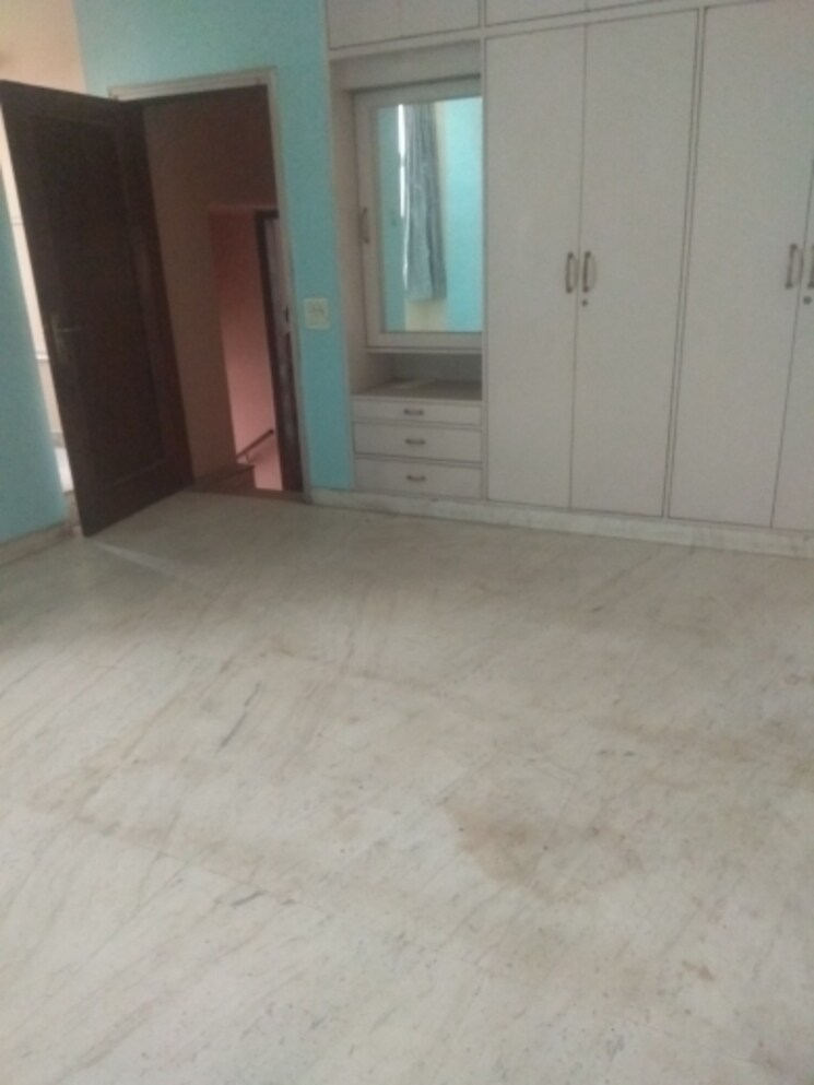 Room, kalindi colony 6 Bedroom 465 Sq.Yd. Independent House In Kalindi Colony Delhi 8215745