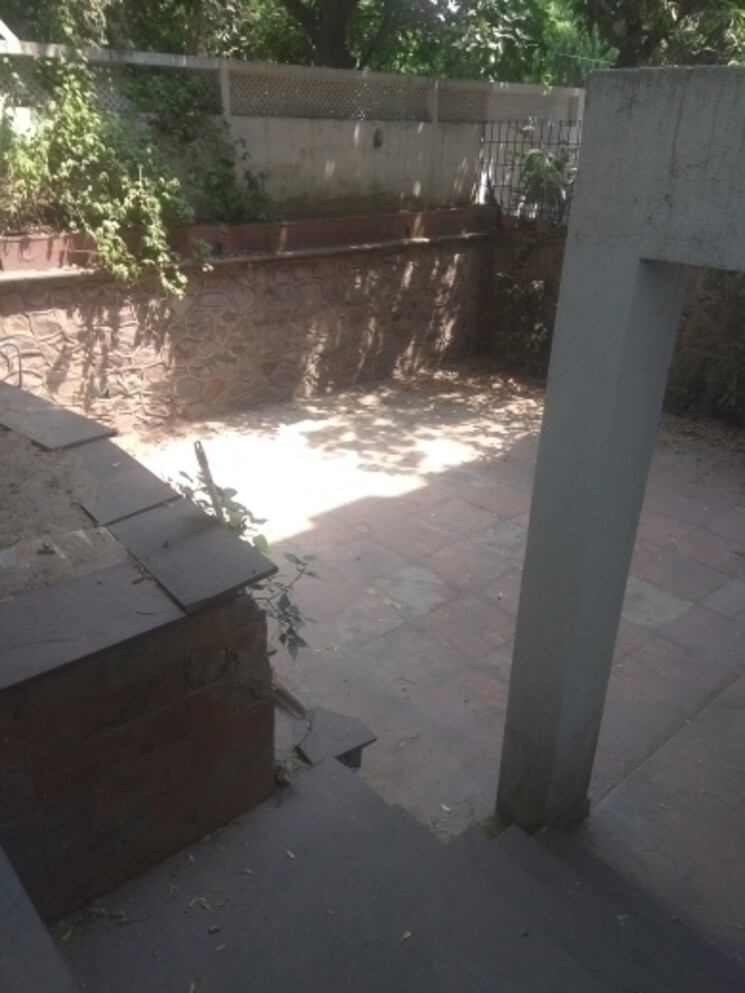 Balcony, kalindi colony 6 Bedroom 465 Sq.Yd. Independent House In Kalindi Colony Delhi 8215745