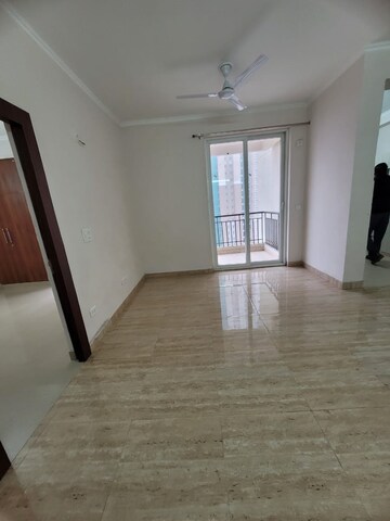 Room in 2.5 BHK Apartment at Amrapali Golf Homes, Sector 4, Greater Noida – for Rent