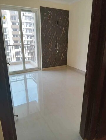 Room in 2.5 BHK Apartment at Amrapali Golf Homes, Sector 4, Greater Noida – for Rent