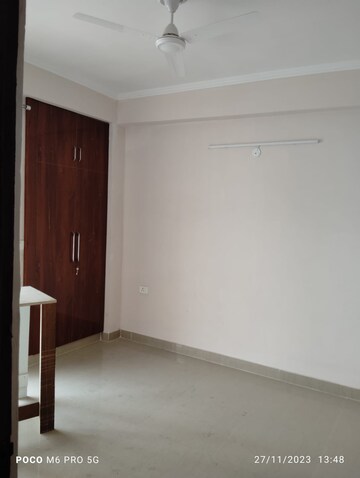 Room in 3 BHK Apartment at Amrapali Golf Homes, Sector 4, Greater Noida – for Rent