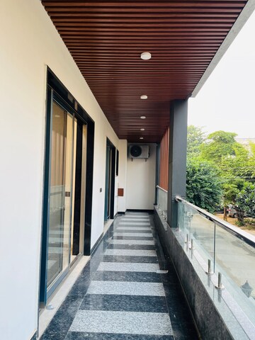 Building Lobby in 3 BHK Builder Floor at Ansal Sushant Lok I, Sector 43 – for Rent