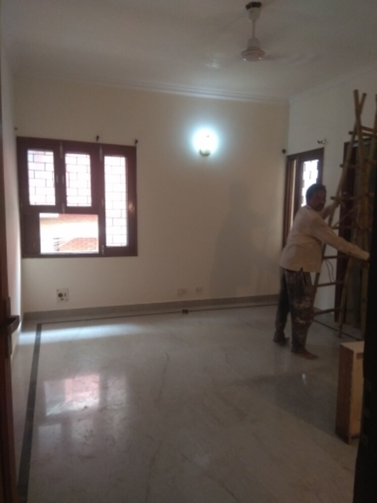 Room, new friends colony 6+ Bedroom 500 Sq.Yd. Independent House In New Friends Colony Delhi 8215870