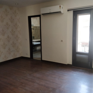 Room in 3 BHK Builder Floor at South Extension ii – for Rent