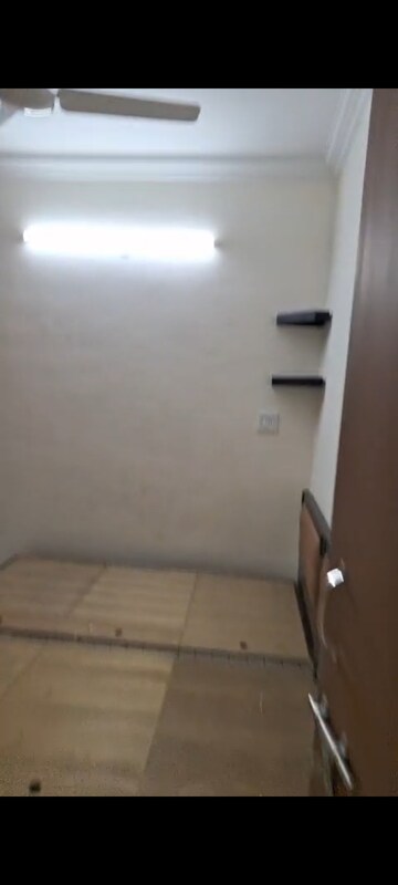 Furnished Amenities in 1.5 BHK Apartment at Vasant Kunj – for Rent