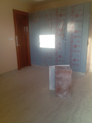 Furnished Amenities in 3.5 BHK Builder Floor at Krishna Nagar – for Rent