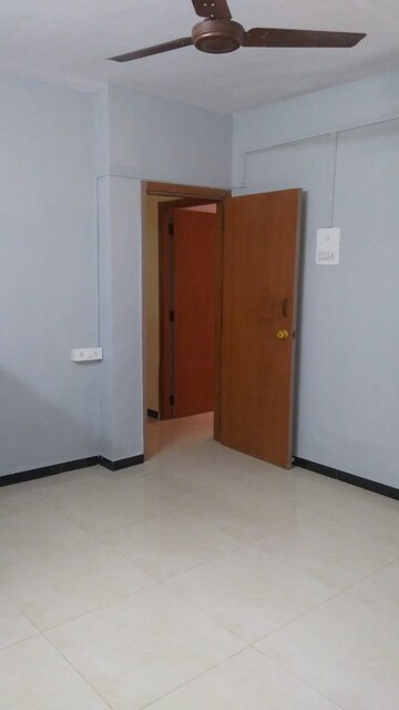 Room in 2 BHK Apartment at Hrushikesh Building, Lokhandwala Complex Andheri – for Rent