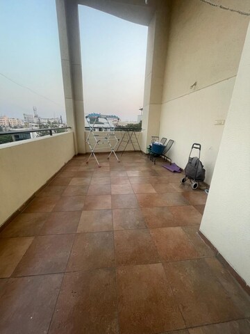Room in 2 BHK Apartment at Clover Acropolis, Viman Nagar – for Rent