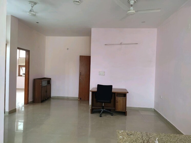 Living Room, sector 5 2 Bedroom 350 Sq.Yd. Apartment In Sector 5 Gurgaon 8215974