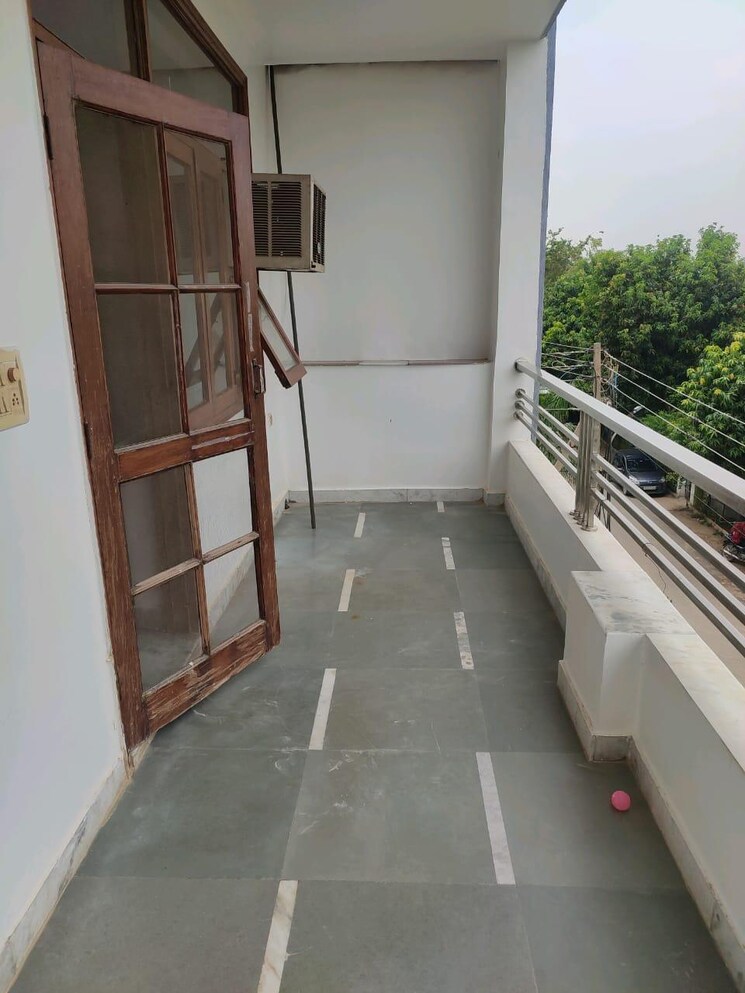 Balcony, sector 5 2 Bedroom 350 Sq.Yd. Apartment In Sector 5 Gurgaon 8215974