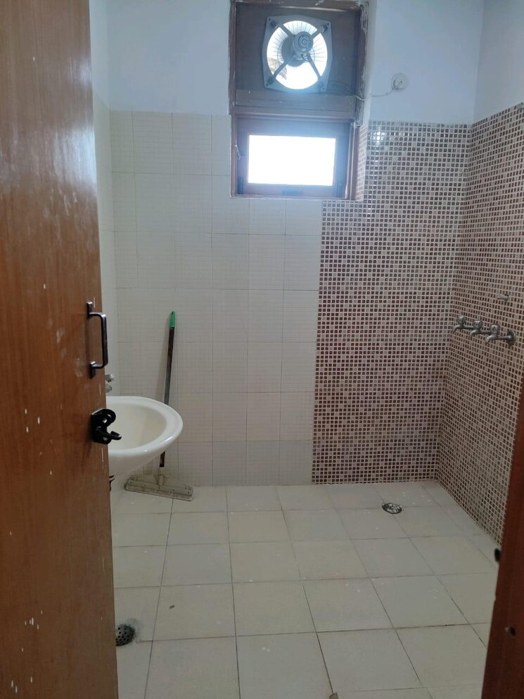 Bathroom, sector 5 2 Bedroom 350 Sq.Yd. Apartment In Sector 5 Gurgaon 8215974