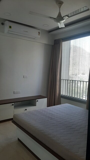 Room in 3 BHK Apartment at Oberoi Enigma, Mulund West – for Rent