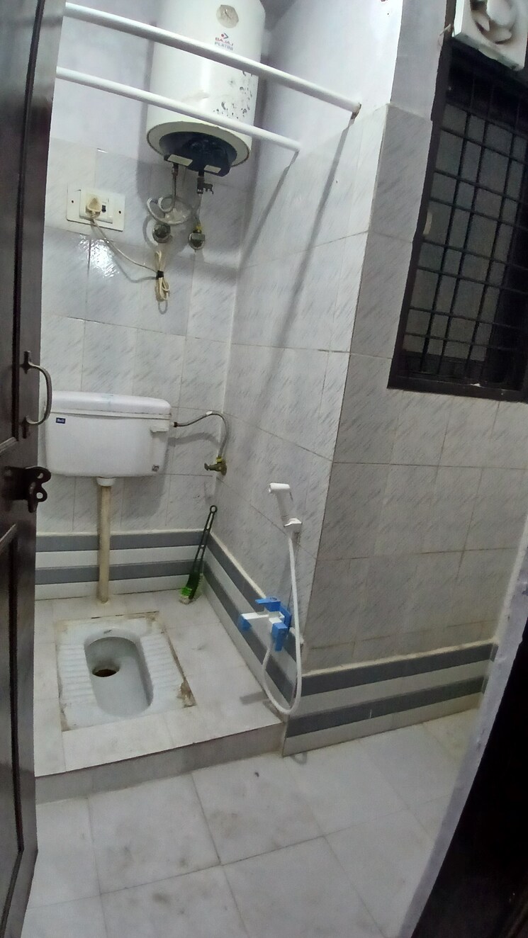 Bathroom, jogabai extension 2 Bedroom 585 Sq.Ft. Apartment In Jogabai Extension Delhi 8216245