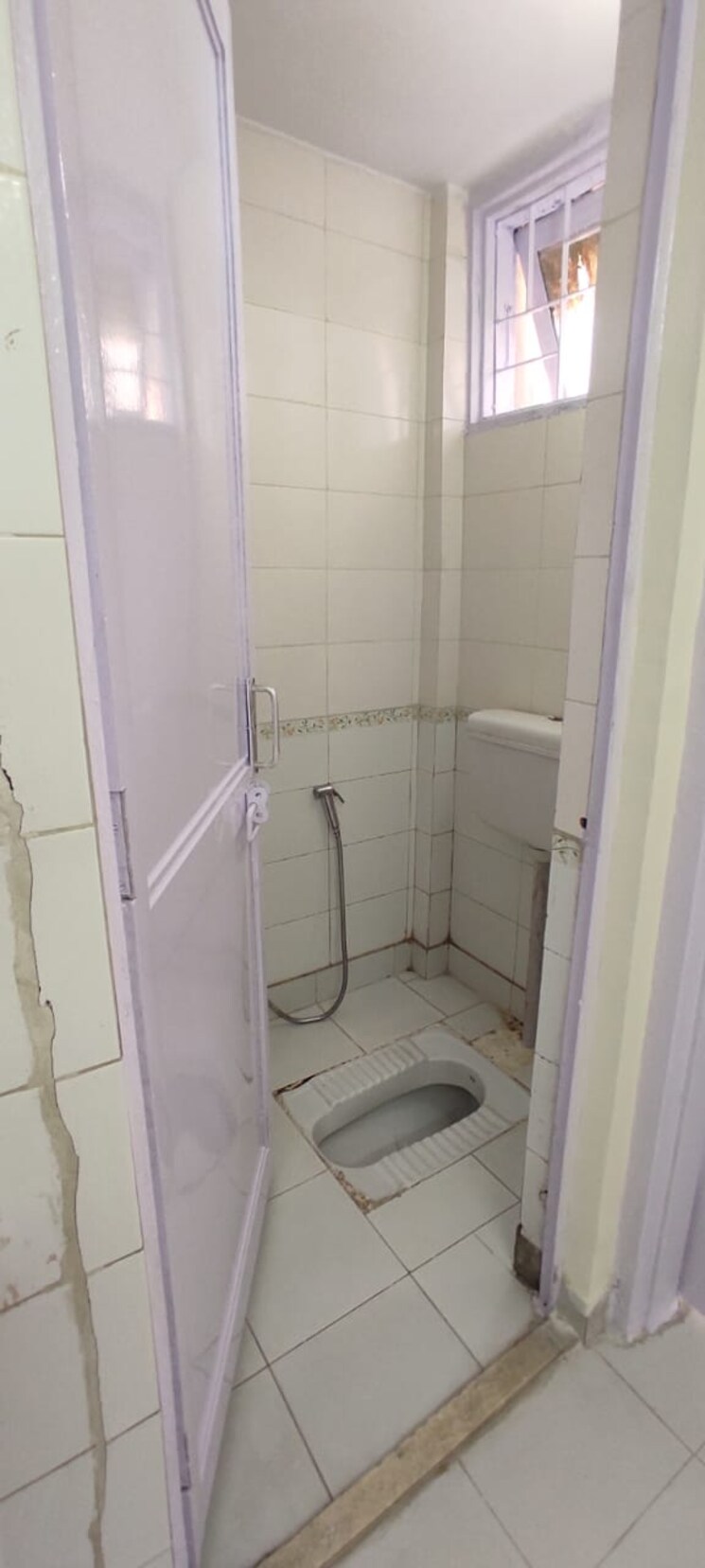 Bathroom, vasant kunj 1 Bedroom 600 Sq.Ft. Apartment In Vasant Kunj Delhi 8216397