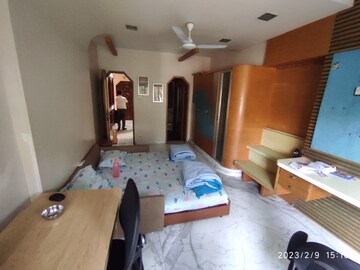 Bedroom in 5 BHK Apartment at Santacruz West – for Sale