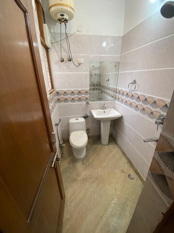 Master Bedroom in 3 BHK Builder Floor at Sector 40 – for Rent