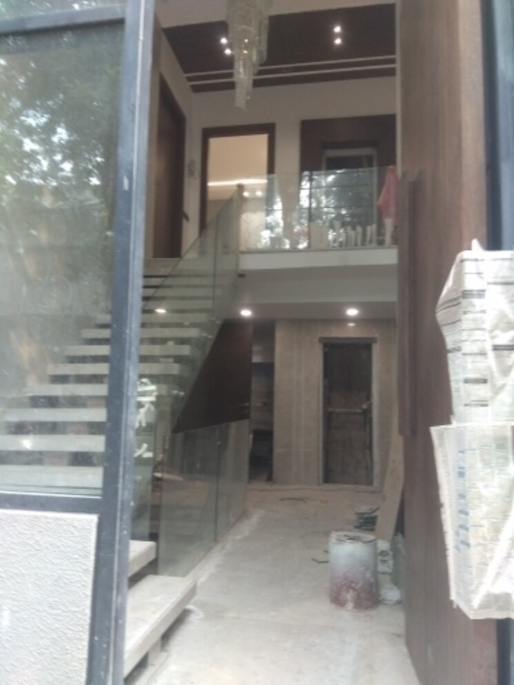  Parking, new friends colony 4 Bedroom 474 Sq.Yd. Independent House In New Friends Colony Delhi 8216520