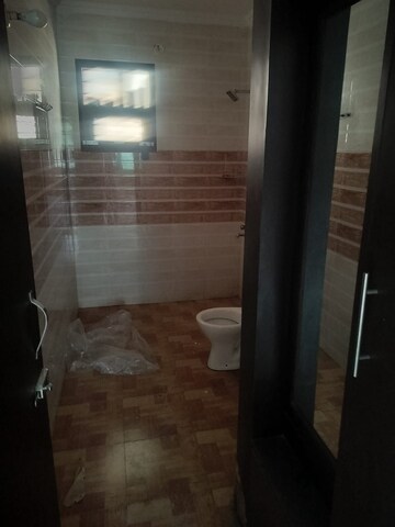 Bathroom in 1 BHK Builder Floor at Sector 40 – for Rent