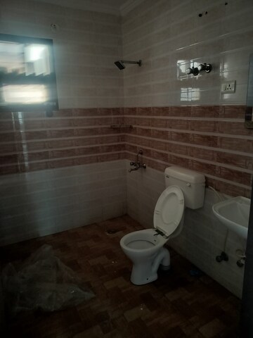Bathroom in 1 BHK Builder Floor at Sector 40 – for Rent
