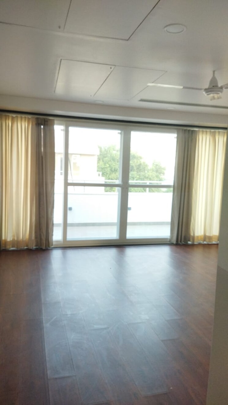 Room, unitech-uniworld-resorts-the-residences 5 Bedroom 6968 Sq.Ft. Villa In Sector 33 Gurgaon 8216594