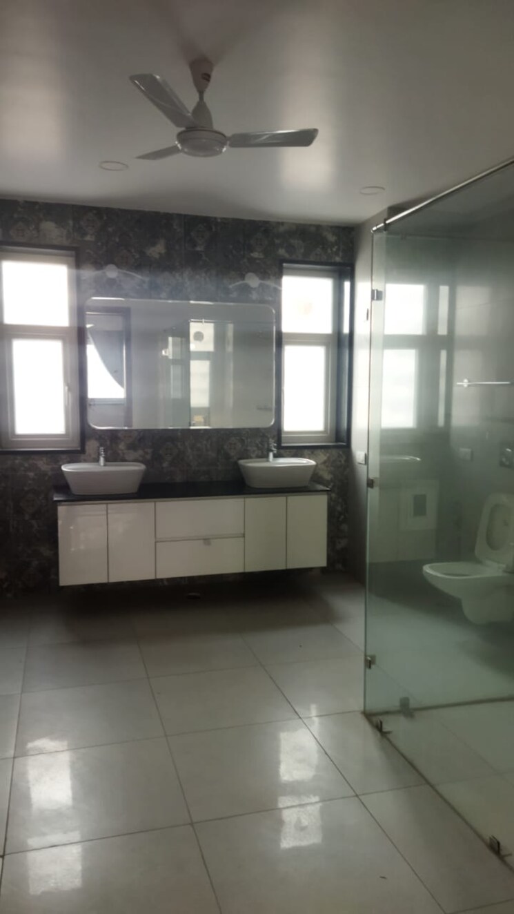 Bathroom, unitech-uniworld-resorts-the-residences 5 Bedroom 6968 Sq.Ft. Villa In Sector 33 Gurgaon 8216594