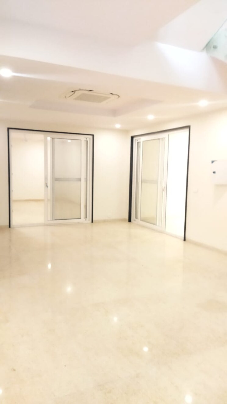 Room, unitech-uniworld-resorts-the-residences 5 Bedroom 6968 Sq.Ft. Villa In Sector 33 Gurgaon 8216594