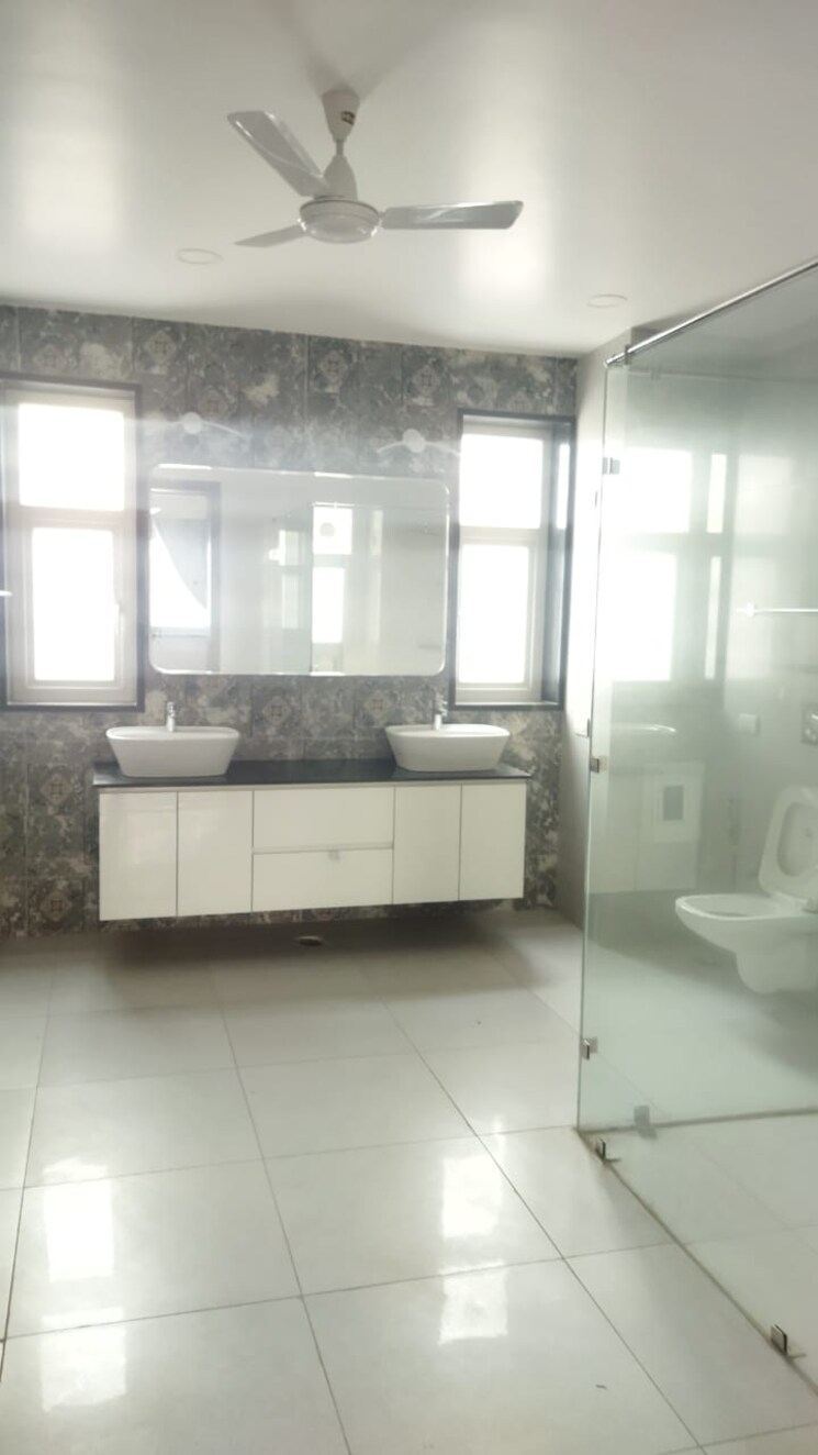 Bathroom, unitech-uniworld-resorts-the-residences 5 Bedroom 6968 Sq.Ft. Villa In Sector 33 Gurgaon 8216594