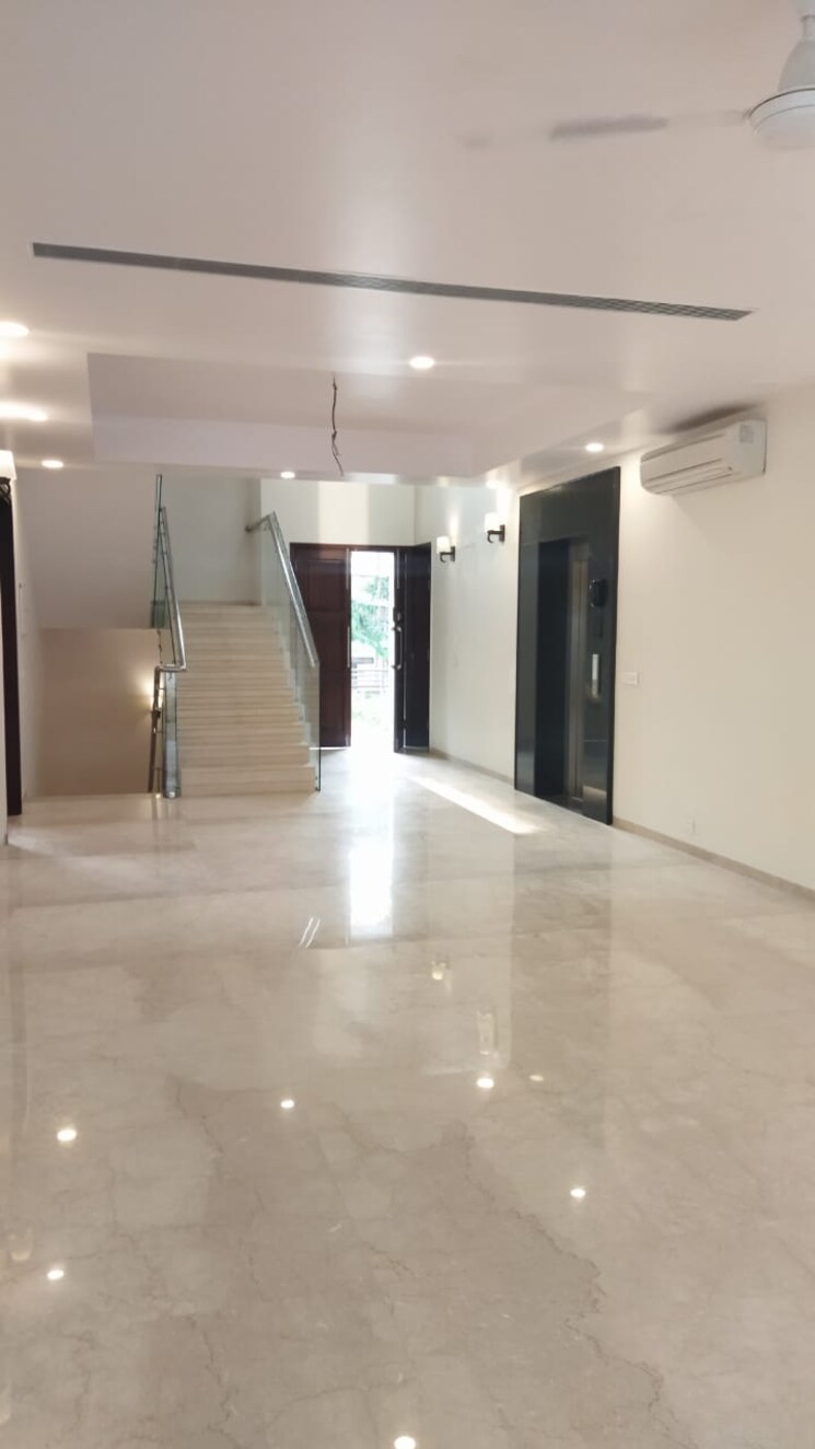 Living Room, unitech-uniworld-resorts-the-residences 5 Bedroom 6968 Sq.Ft. Villa In Sector 33 Gurgaon 8216594