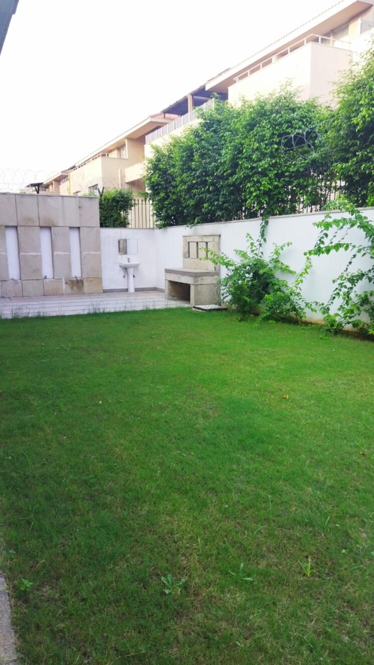 Garden, unitech-uniworld-resorts-the-residences 5 Bedroom 6968 Sq.Ft. Villa In Sector 33 Gurgaon 8216594